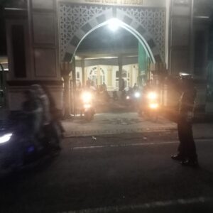 Polsek Sekotong Amankan Tarawih, Jamaah Makin Nyaman!