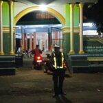 Polsek Sekotong Jaga Keamanan Tarawih, Jamaah Makin Khusyuk