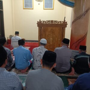 Kapolsek Kediri Gelar Tarawih Keliling, Ajak Warga Perangi Balap Liar