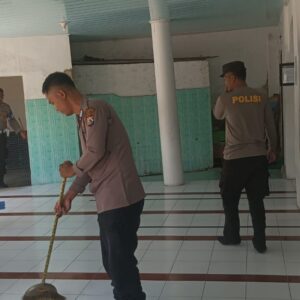 Polsek Jereweh Gotong Royong Bersihkan Masjid Jelang Memasuki Bulan Suci Ramadhan 1446 H