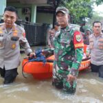 Polri-TNI Bagikan Makanan ke Warga Terdampak Banjir di Sawangan, Depok