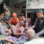 Polisi Evakuasi Lansia Korban Terdampak Banjir di Cengkareng