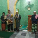 Babinkamtibmas Bripka Herianto Sambang dan Solat Taraweh Berjamaah di Masjid Al-Istiqomah Berikan Pesan Kamtibmas