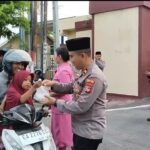 Jelang Berbuka, Sat Intelkam Polres Sumbawa Bagikan Ratusan Paket Takjil