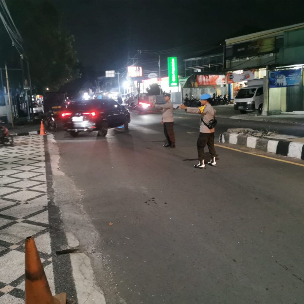 Tarawih Kondusif di Gerung, Polisi Sigap Amankan Masjid