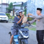 Kapolres Sumbawa Barat Bersama PJU Bagikan Takjil di Depan Mapolres Bagi Pengguna Jalan