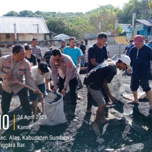 Sinergi TNI-Polri, Muspika, Pelajar, dan Warga Bersihkan Puing Kebakaran di Dusun Dalam Alas