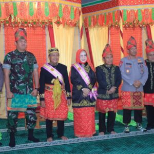 Kapolres Sumbawa Barat Hadiri Penganugerahan Gelar Adat “Sampongo” untuk Bupati dan Wakil Bupati
