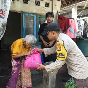 Polsek Batulayar Salurkan Bantuan Gizi Lewat Program ‘Nutrisi Mantap’