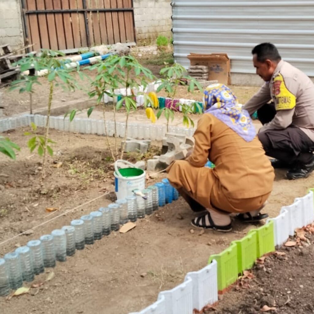 Bhabinkamtibmas Lembar Selatan Dorong Warga Kelola Lahan Pekarangan