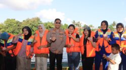 Kapolres Loteng Buka Lomba Balap Sampan Meriahkan Hari Bhayangkara ke-79.  ‎