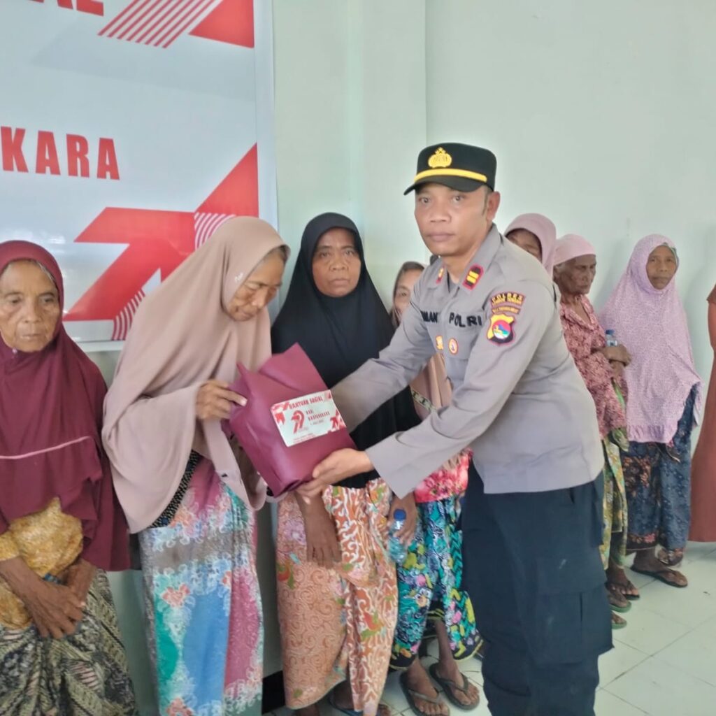 Jelang Hari Bhayangkara ke-79, Polres Loteng Salurkan Bantuan Sembako untuk Warga.