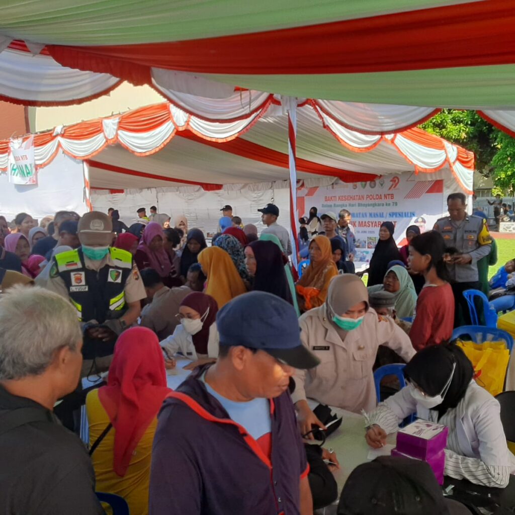 Warga Labuapi Terima Layanan Kesehatan dan Bansos Gratis dari Polri