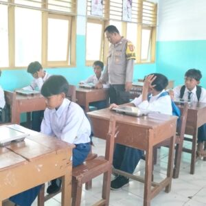 Bhabinkamtibmas Polres Bima Kota Bantu Pendistribusian Makan Bergizi Gratis (MBG) di Kecamatan Asakota