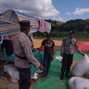 Bhabinkamtibmas Polsek Sape Laksanakan Patroli Sambang Dukung Program Ketahanan Pangan Nasional