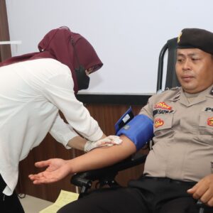 Polres Lombok Barat Gelar Bhakti Kesehatan dan Donor Darah Gratis