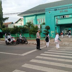 Sat Lantas Polres Bima Kota Laksanakan Rawan Pagi, Bantu Penyeberangan Anak Sekolah dan Pejalan Kaki