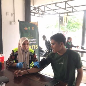 Si Dokkes Polres Bima Kota Gelar Pemeriksaan Kesehatan Gratis dan Bagikan Vitamin untuk Pengemudi Ojek Online
