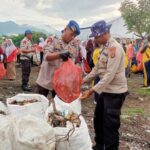 Sambut Hari Bhayangkara ke-79, Polsek Kawasan dan Sat Polairud Gelar Bakti Sosial Pembersihan Teluk Bima