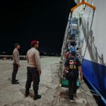 Polsek Kawasan Pelabuhan Laut Bima Laksanakan Pengamanan Kedatangan dan Keberangkatan KM. Tilongkabila di Pelabuhan Bima