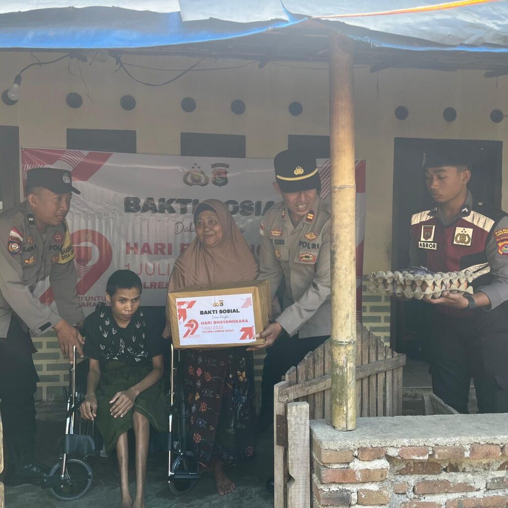Lombok Barat, NTB – Dalam rangka menyambut Hari Bhayangkara ke-79 yang jatuh pada 1 Juli 2025, Polsek Sekotong, Polres Lombok Barat, Polda NTB, menggelar kegiatan bakti sosial di Dusun Bertong, Desa Cendimanik, Kecamatan Sekotong, Kabupaten Lombok Barat, pada Selasa (24/6/2025). A cara yang berlangsung mulai pukul 08.30 WITA ini menjadi wujud nyata kepedulian Polri terhadap masyarakat, khususnya mereka yang membutuhkan. Semangat Kebersamaan dalam Pengabdian Kegiatan bakti sosial ini dihadiri langsung oleh Kapolsek Sekotong IPTU I Ketut Suriarta, S.H., M.I.Kom., didampingi Kanit Binmas Polsek Sekotong AIPDA I Komang Sunantara, Ps. Kasium Polsek Sekotong AIPDA Amala, serta Bhabinkamtibmas Desa Cendimanik AIPDA Saepul Rahman. Sejumlah personel Polsek Sekotong turut hadir, berbaur dengan hangat bersama warga Dusun Bertong, Desa Cendimanik. Menurut IPTU I Ketut Suriarta, kegiatan ini adalah bagian dari komitmen Polri untuk selalu hadir di tengah masyarakat. "Bakti sosial ini merupakan bentuk pengabdian dan kepedulian kami dari Polsek Sekotong terhadap masyarakat, terutama bagi saudara-saudara kita penyandang disabilitas fisik, lumpuh, dan tunanetra," ujarnya. "Kami ingin mempererat hubungan antara Polri dan masyarakat, khususnya di Dusun Bertong ini." Bantuan Kursi Roda dan Sembako untuk Warga Disabilitas Fokus utama dari bakti sosial kali ini adalah memberikan dukungan kepada warga yang mengalami disabilitas. Dalam kesempatan tersebut, Polsek Sekotong menyerahkan bantuan berupa kursi roda dan sembako. Salah satu penerima bantuan adalah Saudara Hamdani, seorang remaja berusia 15 tahun, putra dari Bapak Mahyun dan Ibu Salmah, warga Dusun Bertong. Penyerahan bantuan ini diharapkan dapat meringankan beban dan meningkatkan kualitas hidup para penerima manfaat. Kursi roda yang diberikan akan mempermudah mobilitas Hamdani dalam beraktivitas sehari-hari, sementara bantuan sembako diharapkan dapat memenuhi kebutuhan dasar keluarga. Memupuk Sinergi dan Toleransi Menjelang Hari Bhayangkara ke-79 Kegiatan bakti sosial ini merupakan salah satu rangkaian penting dalam menyambut Hari Bhayangkara ke-79. Melalui kegiatan semacam ini, Polsek Sekotong tidak hanya menunjukkan komitmennya dalam menjaga keamanan dan ketertiban, tetapi juga dalam membangun sinergi yang kuat dengan masyarakat. Ini juga menjadi ajang untuk menumbuhkan nilai-nilai toleransi dan kepedulian, terutama terhadap mereka yang rentan dan membutuhkan uluran tangan. "Kami berharap kegiatan seperti ini dapat terus terlaksana dan memberikan dampak positif yang nyata bagi masyarakat," tambah IPTU I Ketut Suriarta. "Ini adalah wujud nyata bahwa Polri selalu ada untuk rakyat, siap melayani, mengayomi, dan melindungi." Kegiatan bakti sosial ini berjalan lancar, aman, dan tertib, berakhir pada pukul 10.15 WITA. Antusiasme warga dan kolaborasi antara Polri dengan masyarakat Dusun Bertong menjadi cerminan eratnya hubungan yang terjalin. Polsek Sekotong terus berkomitmen untuk memberikan pelayanan terbaik dan berkontribusi positif bagi kemajuan serta kesejahteraan masyarakat di wilayah Kecamatan Sekotong.