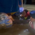 Ibu Hamil Hendak Melahirkan Dievakuasi Polisi Dengan Pelampung dan Ban