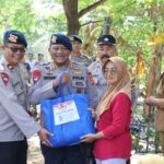 Brimob NTB Ulurkan Bantuan, Berjibaku Bersihkan Puing Banjir Pamotan