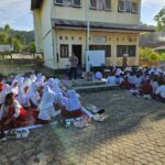 Bhabinkamtibmas Polsek Sekongkang Hadiri MPLS di SDN 1 Sekongkang, Bangun Kedekatan dengan Dunia Pendidikan Sejak Dini