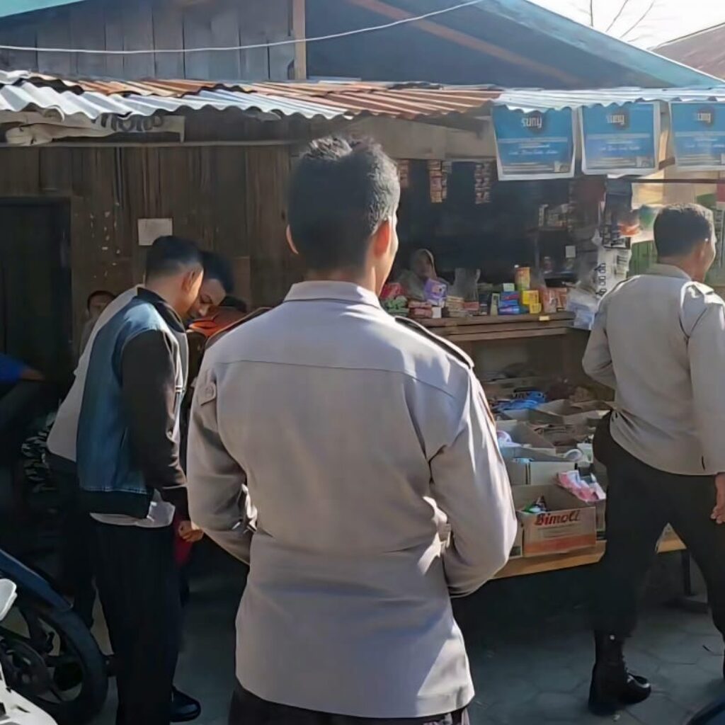 Anggota Piket Polsek Taliwang Laksanakan Patroli Dialogis di Pasar Tanah Mira, Sampaikan Imbauan Kamtibmas