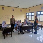 BHABINKAMTIBMAS DESA MAS-MAS DAMPINGI PENDISTRIBUSIAN PROGRAM MAKANAN BERGIZI GRATIS UNTUK ANAK USIA SEKOLAH