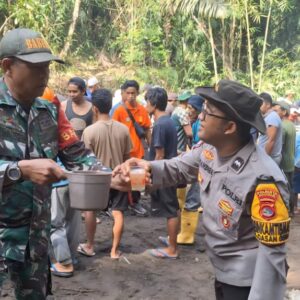 Hangatnya Kebersamaan Babinsa dan Bhabinkamtibmas di Pengecoran Jembatan
