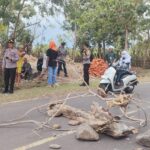 WARGA HU’U GELAR AKSI PROTES TERKAIT UCAPAN ORATOR ALIANSI AMPA, KAPOLSEK HU’U TURUN LANGSUNG REDAM SITUASI