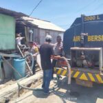 Polres Sumbawa Barat Salurkan Air Bersih untuk Warga Poto Tano yang Alami Kekurangan Air