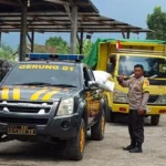 Polsek Gerung Kawal Distribusi 6 Ton Jagung ke Bulog NTB