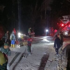 Semangat Tak Surut, Satgas TMMD dan Warga Giri Madia Lembur di Tengah Hujan