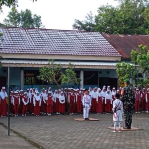 Babinsa Kodim 1606 Mataram Tanamkan Semangat Kepahlawanan di SDN 1 Suranadi