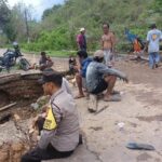 Longsor, Jalan Lintas Tente-Langgudu Terputus, Bhabinkamtibmas Polsek Monta dan Warga Buat Jalan Alternatif dan Bantu Para Pengendara