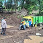 Di Tengah Lumpur, Polsek Soromandi Lakukan Pengaturan Arus Lalulintas dan Bantu Para Pengendara Sembarangi Jembatan
