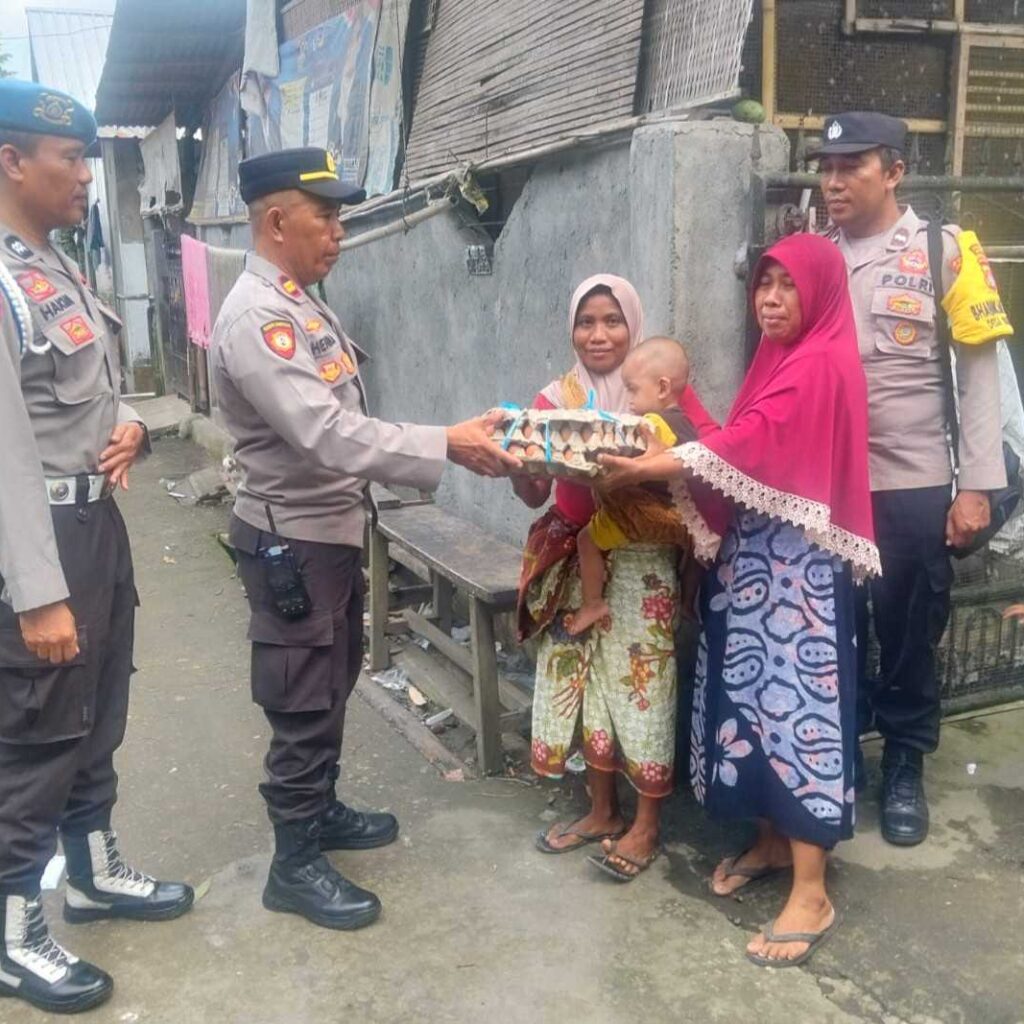 Model Kemanusiaan: Polsek Kediri Donasikan Telur 132 Minggu