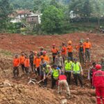 Polri Kerahkan 155 Personel, 4 Anjing Pelacak, dan Perkuat Operasi SAR Longsor Cibeunying 21 Warga Tertimbun