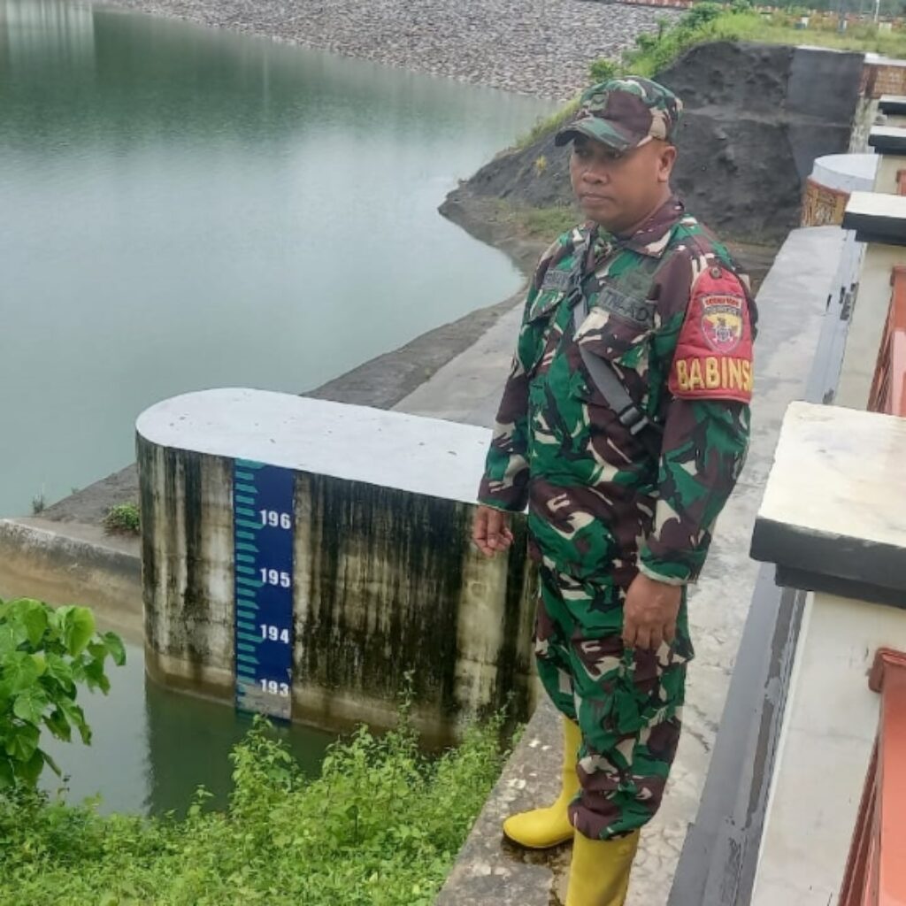 Babinsa Bukit Tinggi Pantau Bendungan Meninting Pasca Hujan Intens