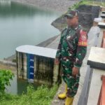 Babinsa Bukit Tinggi Pantau Bendungan Meninting Pasca Hujan Intens