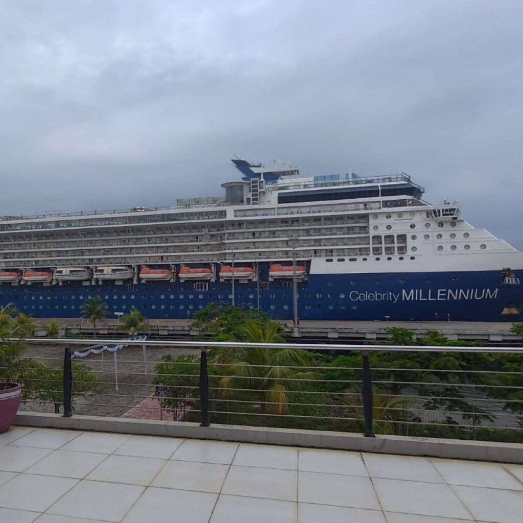 Kapal Pesiar Celebrity Millenium Bersandar di Gilimas