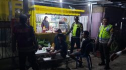 Patroli Dialogis Polsek Seteluk Jaga Stabilitas Kamtibmas di Desa Seteluk Tengah