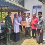 Negara Hadir, Babinsa Dampingi Bantuan Korban Banjir Sekotong