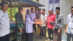 Negara Hadir, Babinsa Dampingi Bantuan Korban Banjir Sekotong