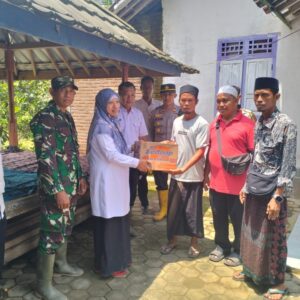 Negara Hadir, Babinsa Dampingi Bantuan Korban Banjir Sekotong