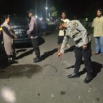 Personel Polsek Madapangga Evakuasi Korban Kecelakaan Lalulintas Ganda di Desa Bolo