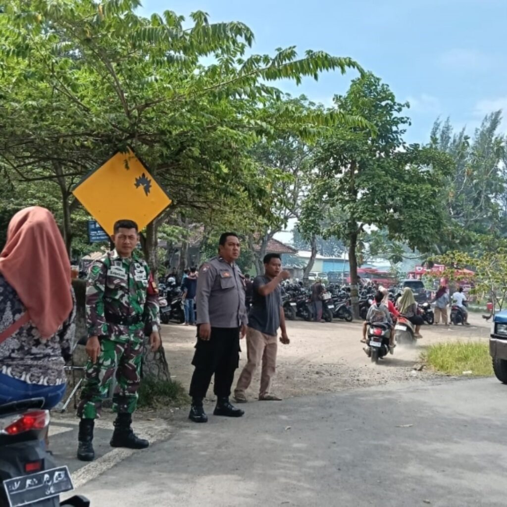 Aparat Humanis Jaga Pantai Saat Libur Sekolah