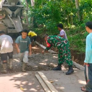Sinergi TNI dan Warga Perkuat Akses Jalan Dusun